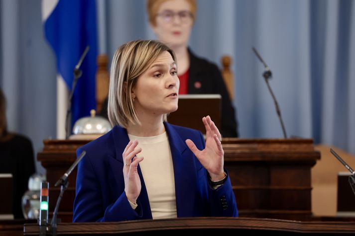 Sjálfstæðismenn eru afar ósáttir við að Kristrún Frostadóttir hafi sem forsætisráðherra lofað framlögum úr ríkissjóði til leikskólamála, sem eru á hendi sveitarstjórna. Kristrún sagði að svona væri þetta á öllum Norðurlöndunum, hvers vegna ekki hér?