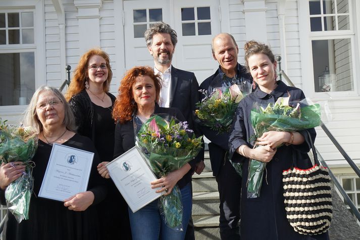 Verðlaunahafarnir Kristín Helga Gunnarsdóttir og Magnea J. Matthíasdóttir ásamt borgarstjóra, Brynhildi Björnsdóttur formanni dómnefndar og Maríu Rán og Hjörleifi Hjartsyni sem tóku við verðlaununum fyrir hönd Ránar Flygenring.