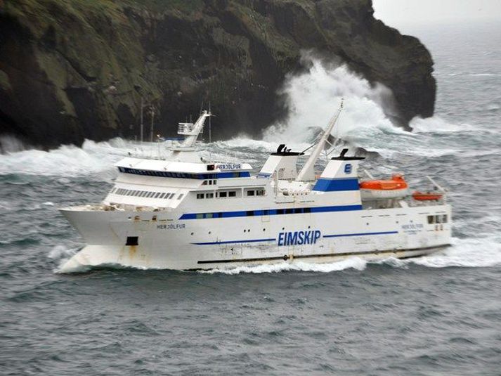 Herjólfur siglir í brjáluðu veðri.