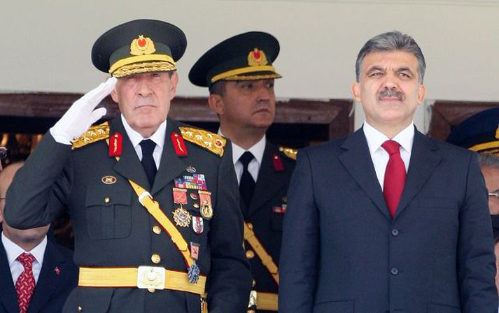 Yasar Büyükanit, yfirmaður Tyrklandshers, og Abdullah Gül forseti fylgjast með hersýningu í Ankara á fimmtudag.