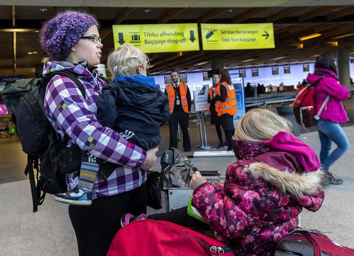 Hér er Ásta með börnum sínum á flugvellinum áður en þau flugu út.