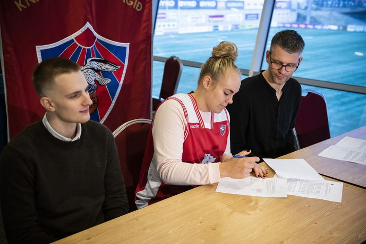 Helena Sverrisdóttir skrifar undir samninginn undir vökulu auga Gríms Atlasonar
úr stjórn körfuknattleiksdeildar Vals. Darri Freyr Atlason, þjálfari Vals
(lengst til vinstri), er hæstánægður með liðsstyrkinn.