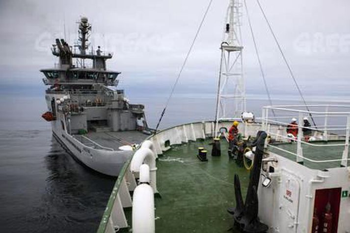 Varðskipið togar skip Greenpeace burt frá borpallinum í nótt.