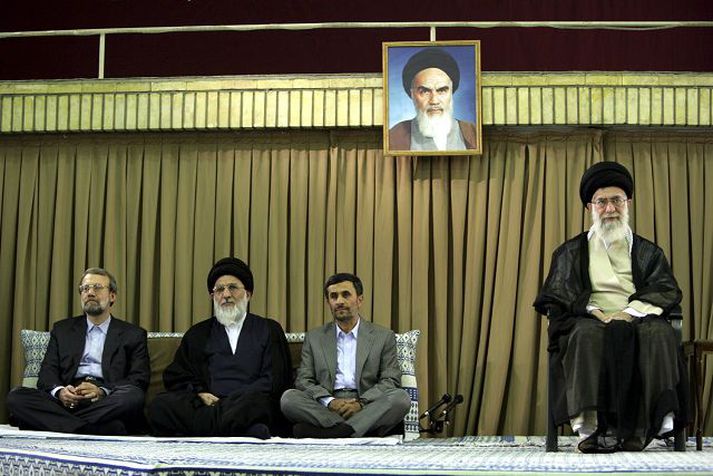 æðstu leiðtogar Ayatollah Ali Khamenei hélt ræðu í Teheran í gær og Ahmadinejad forseti og aðrir embættismenn sátu við hlið hans.