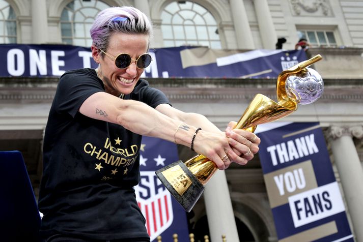 Megan Rapinoe fagnar sigri bandaríska landsliðsins á HM 2019.