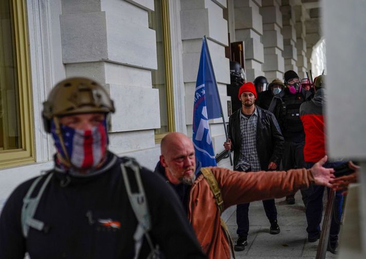 Ótrúleg atburðarás varð við þinghús Bandaríkjaþings, Capitol Hill, í gær þegar æstur múgur, stuðningsmenn Trumps, braut sér leið inn í húsið.