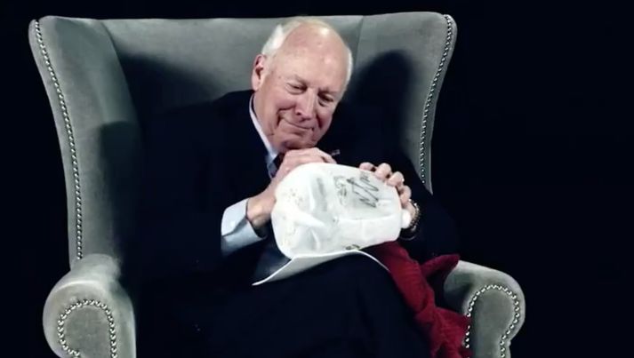 Dick Cheney, fyrrverandi varaforseti Bandaríkjanna, áritar brúsa sem er hannaður fyrir vatnspyntingar.