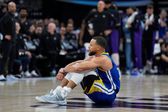 Stephen Curry fær ekki tækifæri til að spila í úrslitakeppninni þar sem að Golden State Warriors tapaði í umspilinu í nótt.