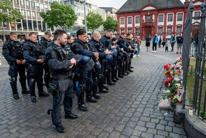 Lögreglumenn í Mannheim syrgja fallinn félaga sinn sem var stunginn til bana á mótmælum gegn íslam á laugardag.