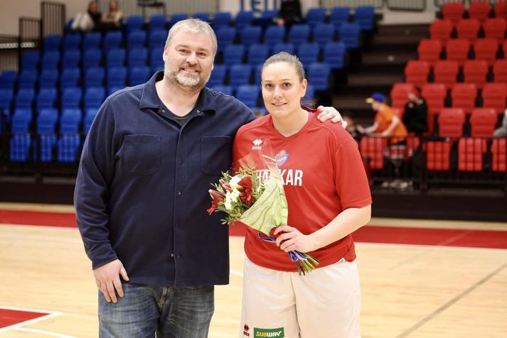 Sigrún Sjöfn Ámundadóttir fékk blóm frá Braga Magnússyni, formanni Körfuknattleiksdeild Hauka, fyrir leikinn sögulega.