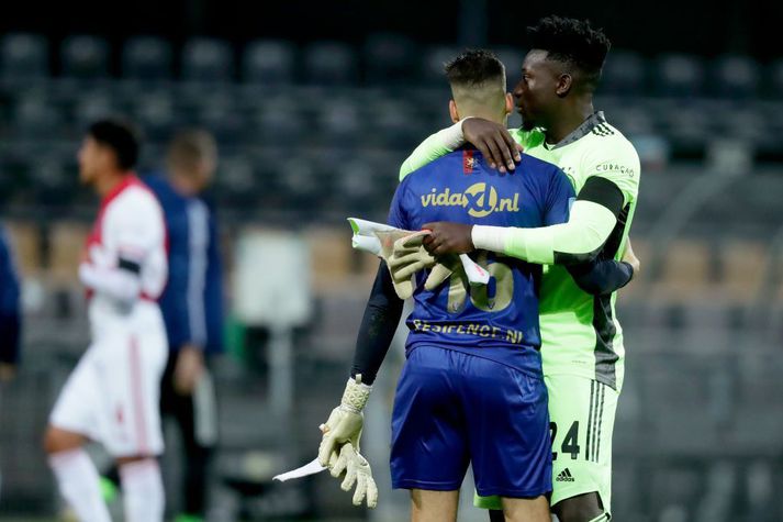 Andre Onana, markvörður Ajax, hughreystir kollega sinn hjá Venlo í leikslok í dag.