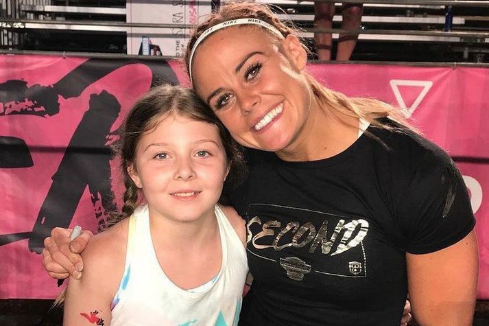 Sara Sigmundsdóttir er frábær fyrirmynd í öllu sem hún gerir og hér sést hún með ungum aðdáanda.