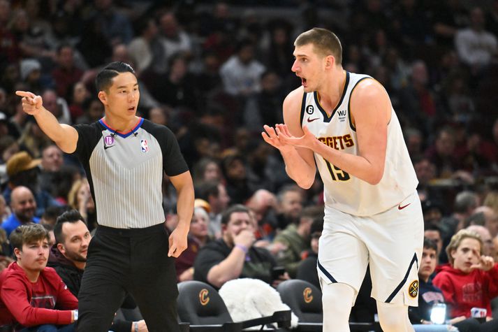 Nikola Jokic hjá Denver Nuggets fær oft harðar móttökur inn á vellinum og er ekki alltaf sáttur.