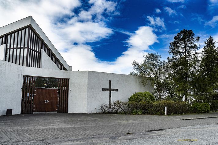 Kirkjan verður opin frá og með klukkan 14 í dag. 