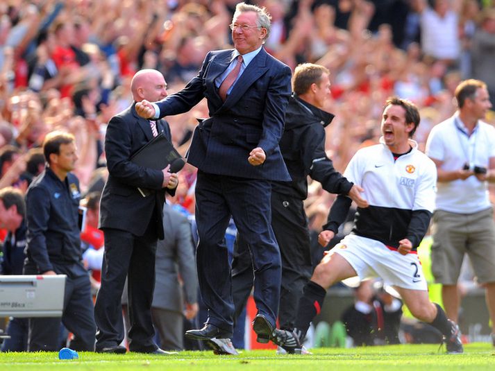 Sir Alex Ferguson, stjóri Manchester United, fagnar hér sigri á City í fyrra.