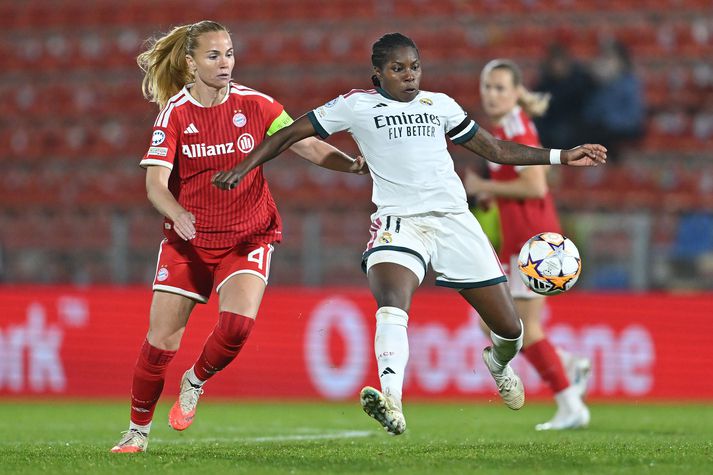 Glódís Perla Viggósdóttir í baráttunni við Lineth Beerensteyn hjá Real Madrid í leiknum í kvöld.