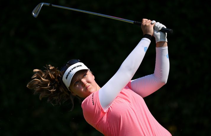 Brooke M. Henderson trónir á toppnum á Evian meistaramótinu í golfi þegar mótið er hálfnað.