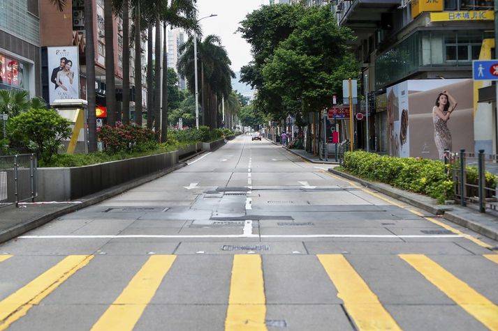 Áður en það byrjaði að dimma í Hong Kong voru götur þessarar einnar þéttbýlustu borgar heim næstum tómar.