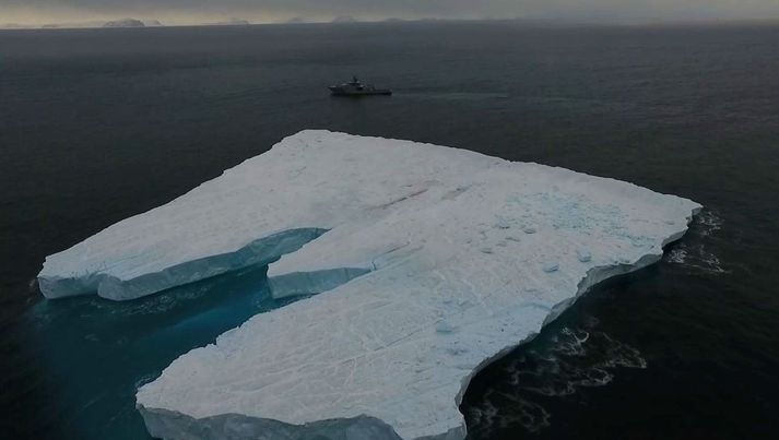 Drónamyndband frá Landhelgisgæslunni sýnir glögglega stærð borgarísjakans.