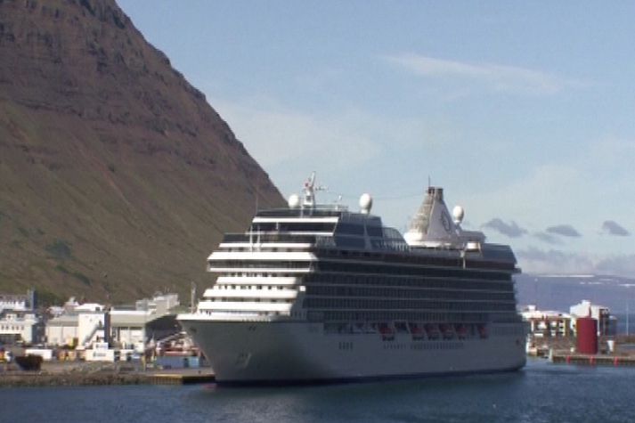 Tvö skemmtiferðaskip komu til Ísafjarðar í dag.