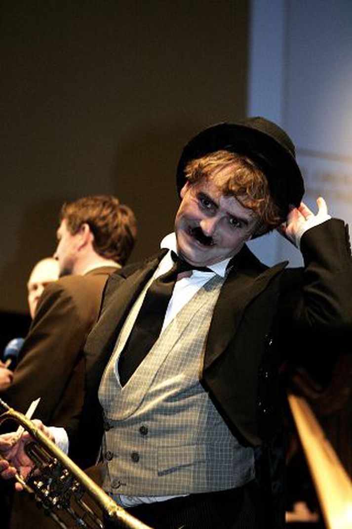Tónlist Bergur Ingólfsson sem Charlie Chaplin á tónleikum SÍ á laugardag.
Frettablaðið/heiða