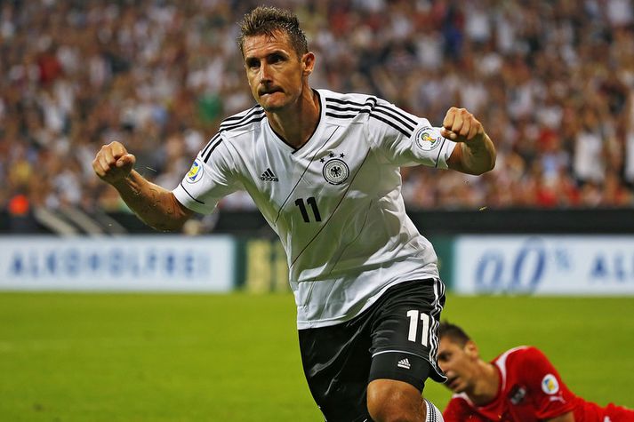 Miroslav Klose fagnar í kvöld.