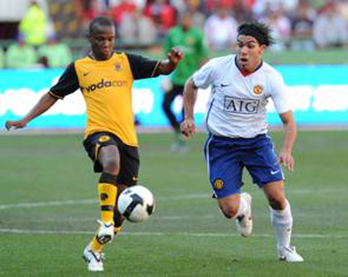 Carlos Tevez er hér í baráttunni gegn Kaizer Chiefs