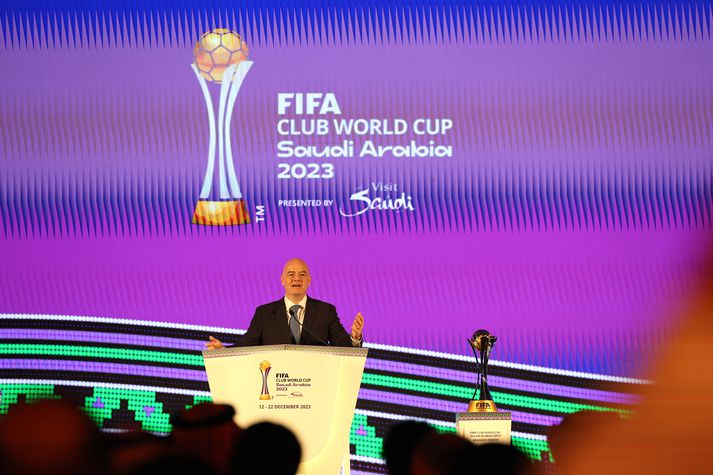 Gianni Infantino, forseti FIFA, heldur ræðu þegar kynnt var fyrirkomulag heimsmeistaramóts félagsliða í fótbotla karla sem fram fer í Jeddah í Sádí-Arabíu í desember síðar á þessu ári. 