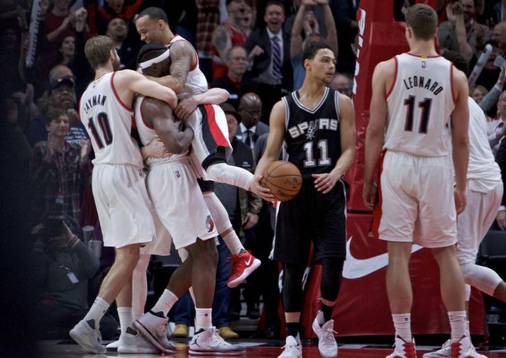 Leikmenn Portland Trail Blazers fagna sigurkörfu Noah Vonleh á móti San Antonio Spurs í nótt.