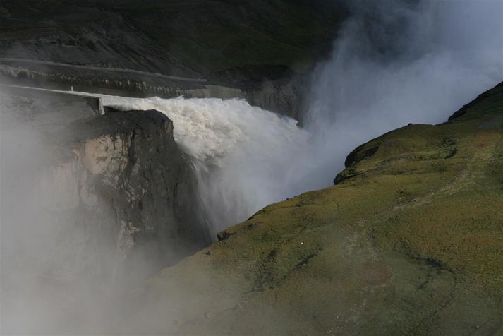 Yfirfall Hálslóns er kannski eitt besta dæmið um hina ótryggu vatnsorku, sem er með of lítið afhendingaröryggi fyrir iðnað á Íslandi, og gæti hentað í sölu á sæstreng. Það gæti í meðalvatnsári numið 2 TWst eða 2/5 af því sem gæti farið á sæstrenginn.