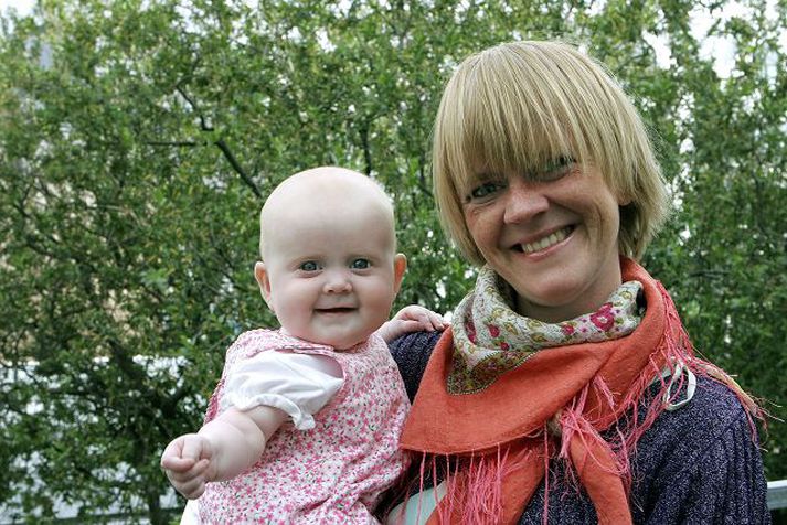 Til Kóreu að leika. Huld Óskarsdóttir og Álfheiður dóttir hennar, sem fæddist í leigubíl fyrr á árinu, eru á leið á leiklistarhátíð í Kóreu í lok mánaðarins. 