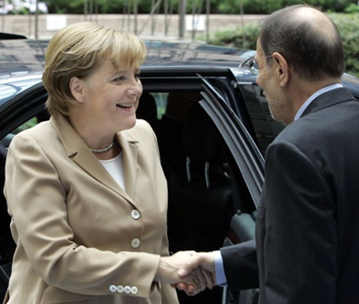 Javier Solana, utanríkismálastjóri ESB, tekur á móti Angelu Merkel, kanslara Þýskalands, í Brussel í morgun.