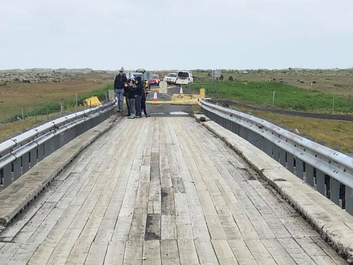 Fólk hefur ekki virt lokanir lögreglu og gengur inn á brúna þrátt fyrir að hún sé ekki örugg.