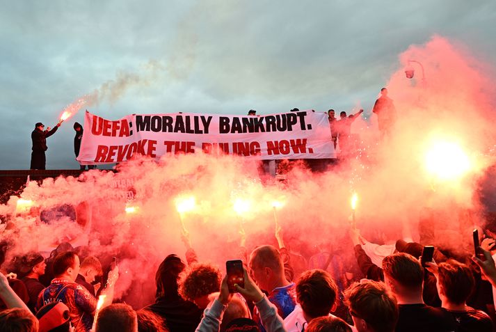 Fjölmenn mótmæli voru haldin vegna ákvörðunar UEFA um að banna Crystal Palace að taka þátt í Evrópudeildinni. 