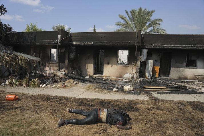 Lík Hamasliða í Kibbutz Kfar Azza. Margir Ísraelsmenn búsettir í bænum voru drepnir eða teknir föngnum af Hamas.