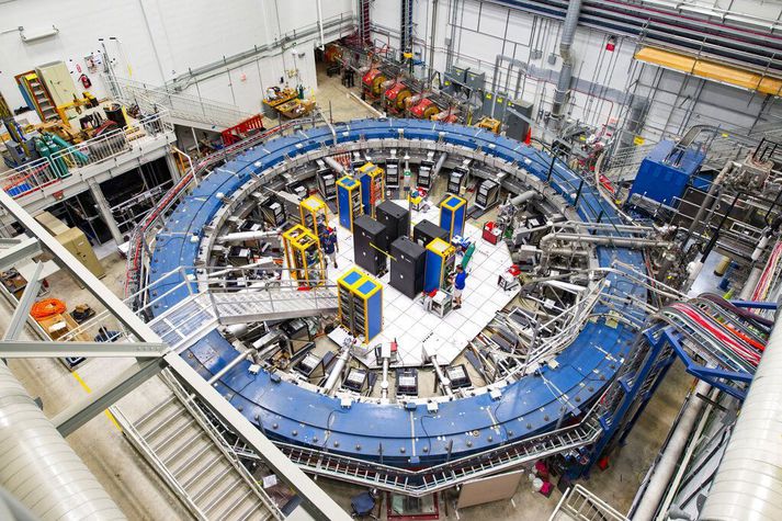 Muon g-2 tilraun Fermilab í illinois í Bandaríkjunum. Hringlaga brautin var notuð til að mæla hvernig mýeindir vagga þegar þær ferðast um segulsvið. Niðurstöðurnar viku frá því sem staðallíkan öreindafræðinnar segir til um.