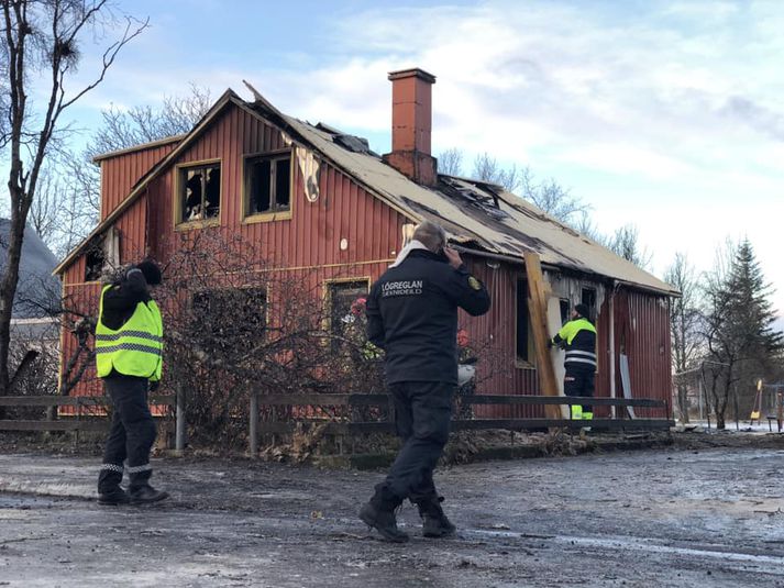 Vettvangurinn var formlega afhentur lögreglu í morgun. Á mynd sjást lögreglumenn að störfum við húsið á tíunda tímanum.