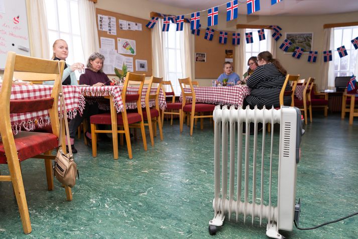 Rafmagnsofn hitaði setustofu og mötuneyti kennara í Melaskóla þegar ljósmyndari Vísis heimsótti skólann í vikunni. Ofnar á borð við þennan eiga til að slá út rafmagni í skólanum, að sögn starfsfólks og foreldra.