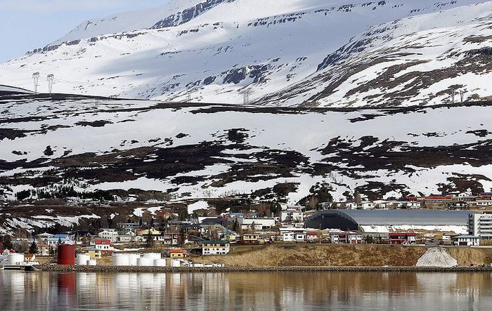 Mjóeyrarhöfn sinnir mikilvægu hlutverki fyrir inn- og útflutning álvers Fjarðaáls. Eykon mun hafa aðstöðu við þá höfn án endurgjalds samkvæmt bæjarstjóra.