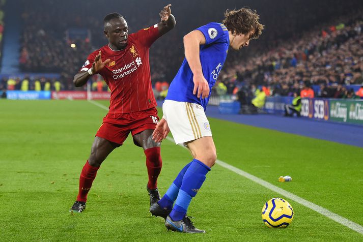 Caglar Soyuncu í baráttunni við Liverpool manninn Sadio Mane.