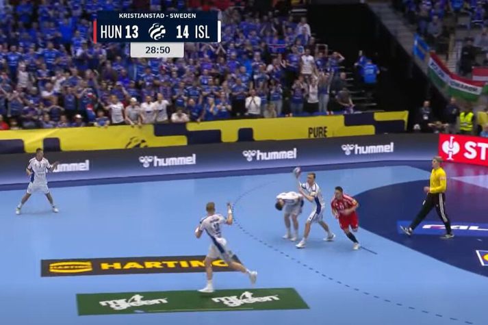 Elvar Örn Jónsson greip strax um vinstri höndina og virtist þjáður.