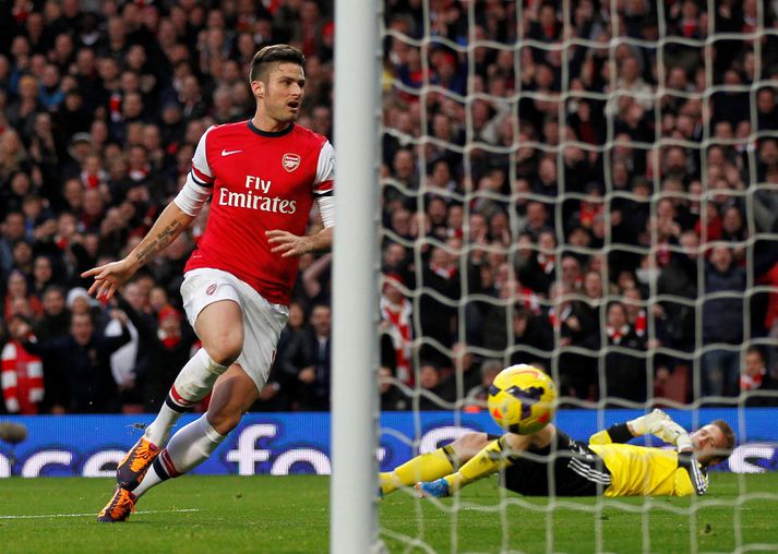 Giroud setur hér boltann í tómt markið eftir glórulaus mistök Boruc.
