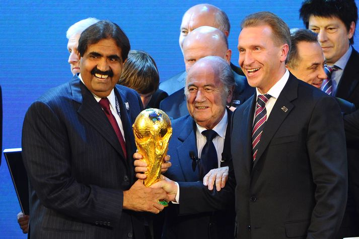 Emírinn í Katar með Blatter þegar valið var tilkynnt árið 2010.