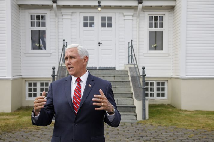 Mike Pence, varaforseti Bandaríkjanna, ræðir við fjölmiðlamenn fyrir framan Höfða.