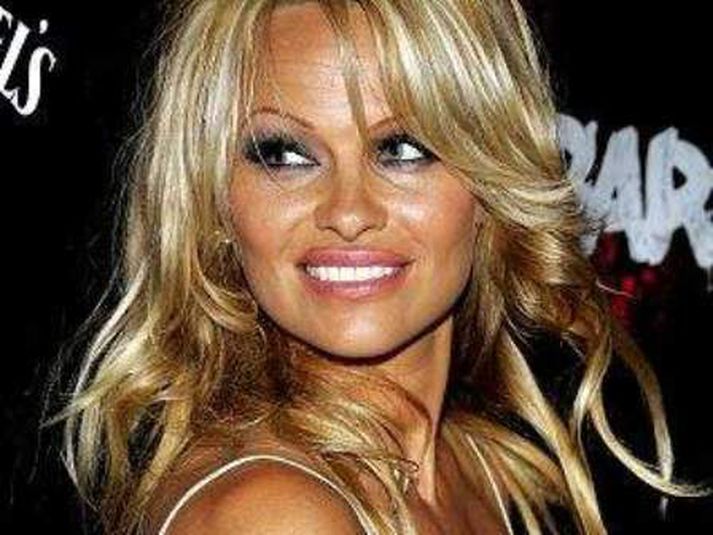 Pamela Anderson segist enn sjá eftir skilnaðinum við Tommy Lee.