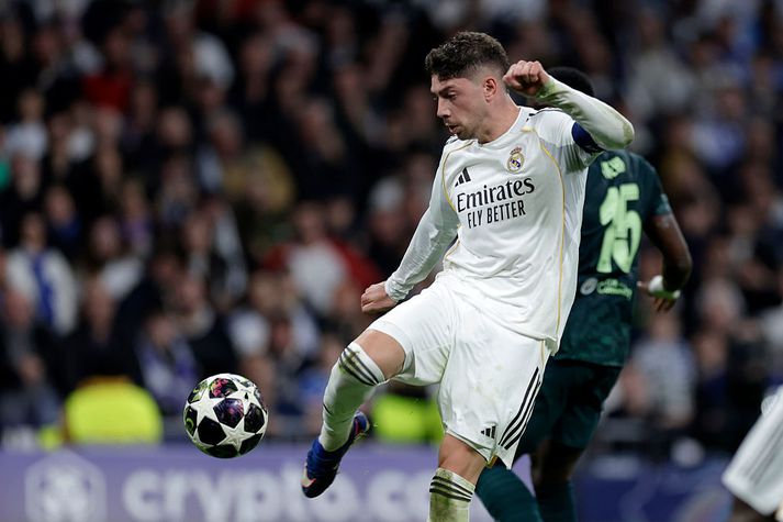 Federico Valverde skorar hér þriðja mark sitt í gærkvöld, eftir að hafa vippað boltanum yfir Marc Guehi með unaðslegri snertingu.