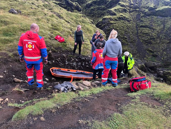 Konan, sem var á göngu, hrasaði og ökklabrotnaði.