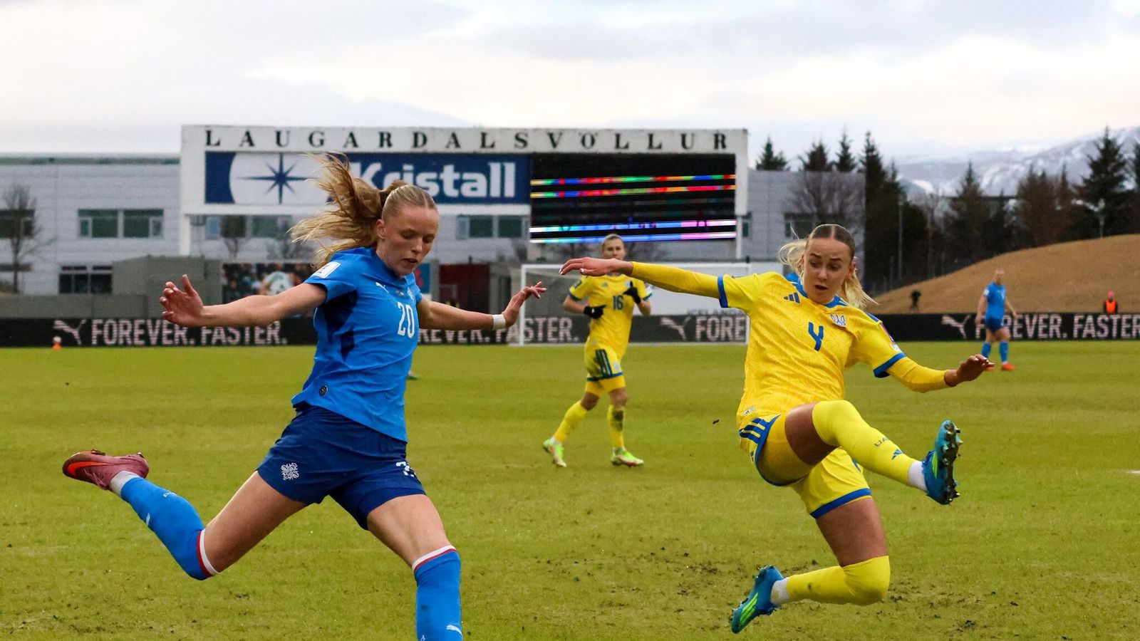 Byrjunarliðið gegn Eng­landi: Fjórar breytingar og af­mælis­barnið á bekkinn