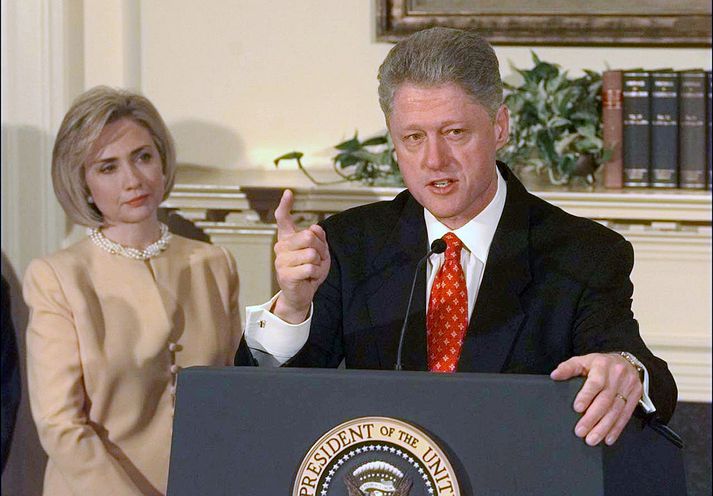 Hillary Clinton stendur hér við hlið manns síns Bill þegar hann tjáði sig um Monicu Lewinsky.