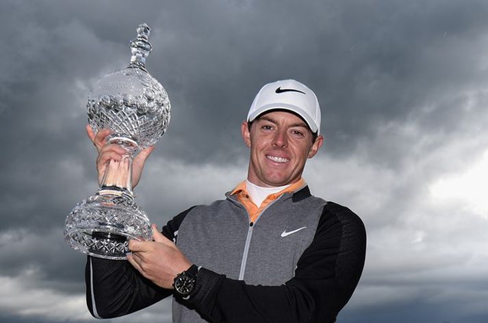 McIlroy með sigurlaunin á Opna írska meistaramótinu í golfi.